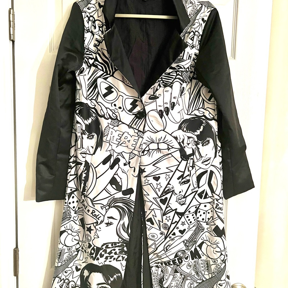 Rock N' Karma Black and White Graphic Trench Coat. Sz Small/Med. NEW. 100% Satin